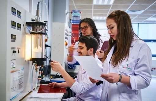 Studenci Wydziału Inżynierii Procesowej i Ochrony Środowiska w hali technologicznej przy reaktorze RPB.